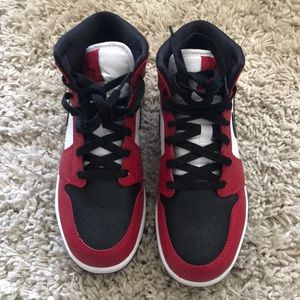 Air Jordan 1 (Mid)  Chicago